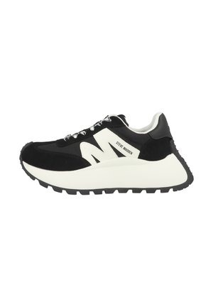 Schwarz-weißer Steve Madden Sneaker mit dicker weißer Sohle, schwarzer Profilsohle, Schnürsenkeln sowie Obermaterial aus Mesh und Wildleder.