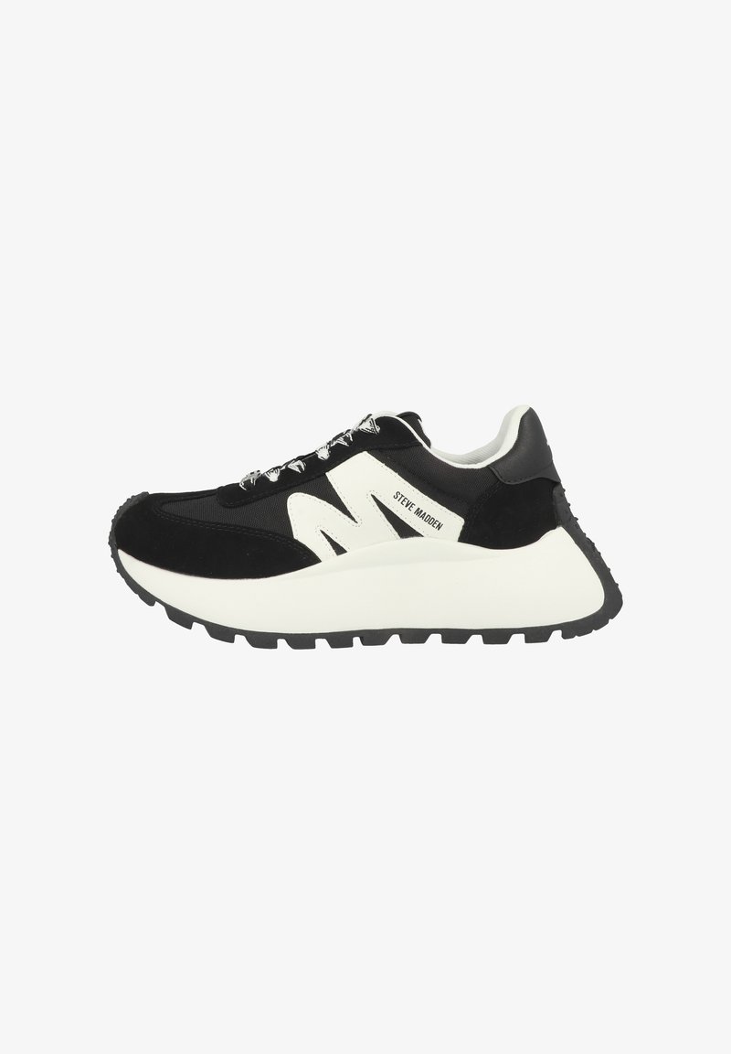 Sneaker Steve Madden in bianco e nero con suola spessa bianca, battistrada nero, lacci neri e tomaia in rete e pelle scamosciata.