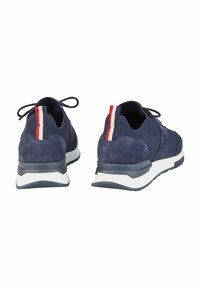 Marineblaue Sportschuhe mit Wildleder- und Strickstruktur, ausgestattet mit einer weißen Zwischensohle und roten sowie weißen gestreiften Akzenten an der Ferse.