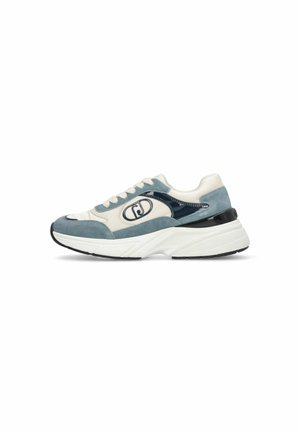 Baskets en daim bleu et cuir blanc avec une semelle épaisse blanche et des accents noirs, arborant un logo sur le côté et un laçage.