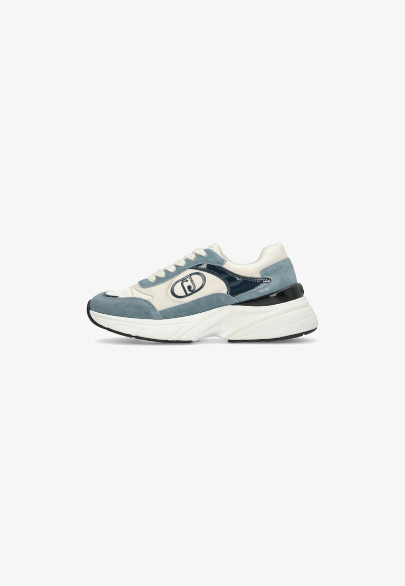 Sneakers in suede blu e pelle bianca con una suola bianca spessa e dettagli neri, con un logo sul lato e design con lacci.