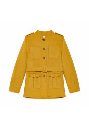 Giacca in lana giallo senape con colletto alto, due tasche sul petto, vita con cintura e chiusure con bottoni sul davanti e sulle maniche.