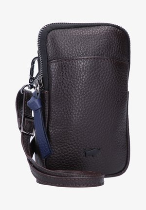 Sac bandoulière en cuir marron avec une finition texturée, fermeture éclair, bandoulière ajustable et un petit logo sur le devant.
