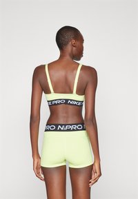 Nike Performance INDY PLUNGE BRA - Sujetadores deportivos con sujeción media - light lemon twist