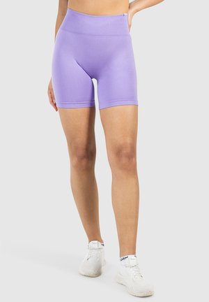 Pantaloni corti viola a vita alta realizzati in tessuto elasticizzato, caratterizzati da una texture liscia e un design aderente, che terminano sopra la metà della coscia.