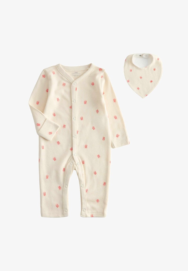 Babytøj i cremefarve med lyserøde pletter, trykknapper foran og på benene, kombineret med en matchende bandana-sutteklud med trykknaplukning.