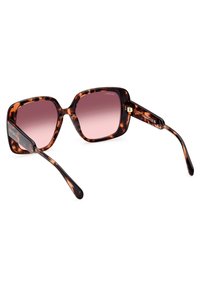 Occhiali da sole tartarugati con montatura quadrata, colorazione marrone scuro e ambra, lenti rosa sfumate e astine slanciate con dettagli dorati.