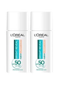 Coppia di bottiglie di sole bianche etichettate "Bright Reveal," SPF 50, con testo nero e turchese, superficie liscia e tappi arrotondati.