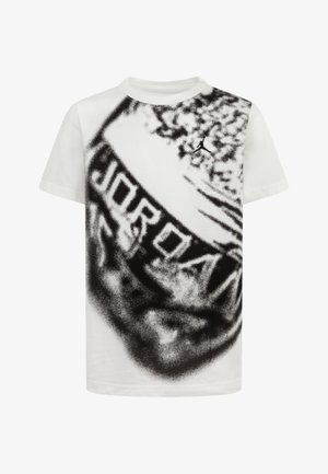 Balts kokvilnas t-krekls ar melnu grafisko dizainu un tekstu "JORDAN" treknā fontā, ar mazu melnu logo uz krūšu daļas.