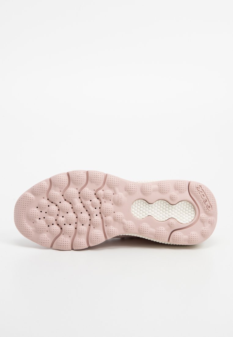 Suola di scarpa atletica rosa chiaro con gomma testurizzata, caratterizzata da pod arrotondati e flessibili e fori di ventilazione per traspirabilità e aderenza.