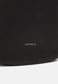 Coccinelle SUNUP - Keresztpántos táska - noir