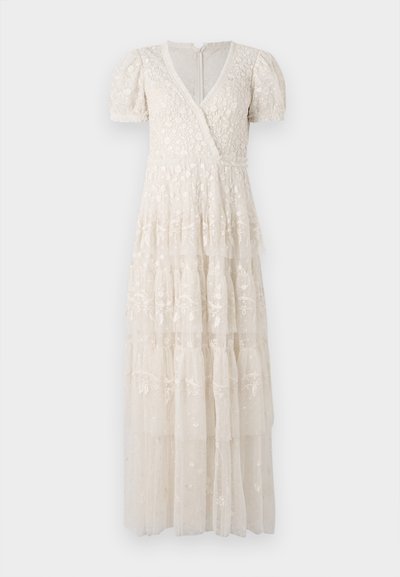 Witte kanten maxi-jurk met een gelaagde ontwerp, voorzien van korte pofmouwen en een diepe V-hals. Geborduurd bloemenpatroon overal.