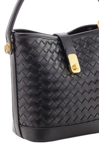 Borsa a tracolla in pelle intrecciata nera con forma strutturata, dotata di chiusura a lucchetto dorato, manico corto e inserti in pelle liscia.
