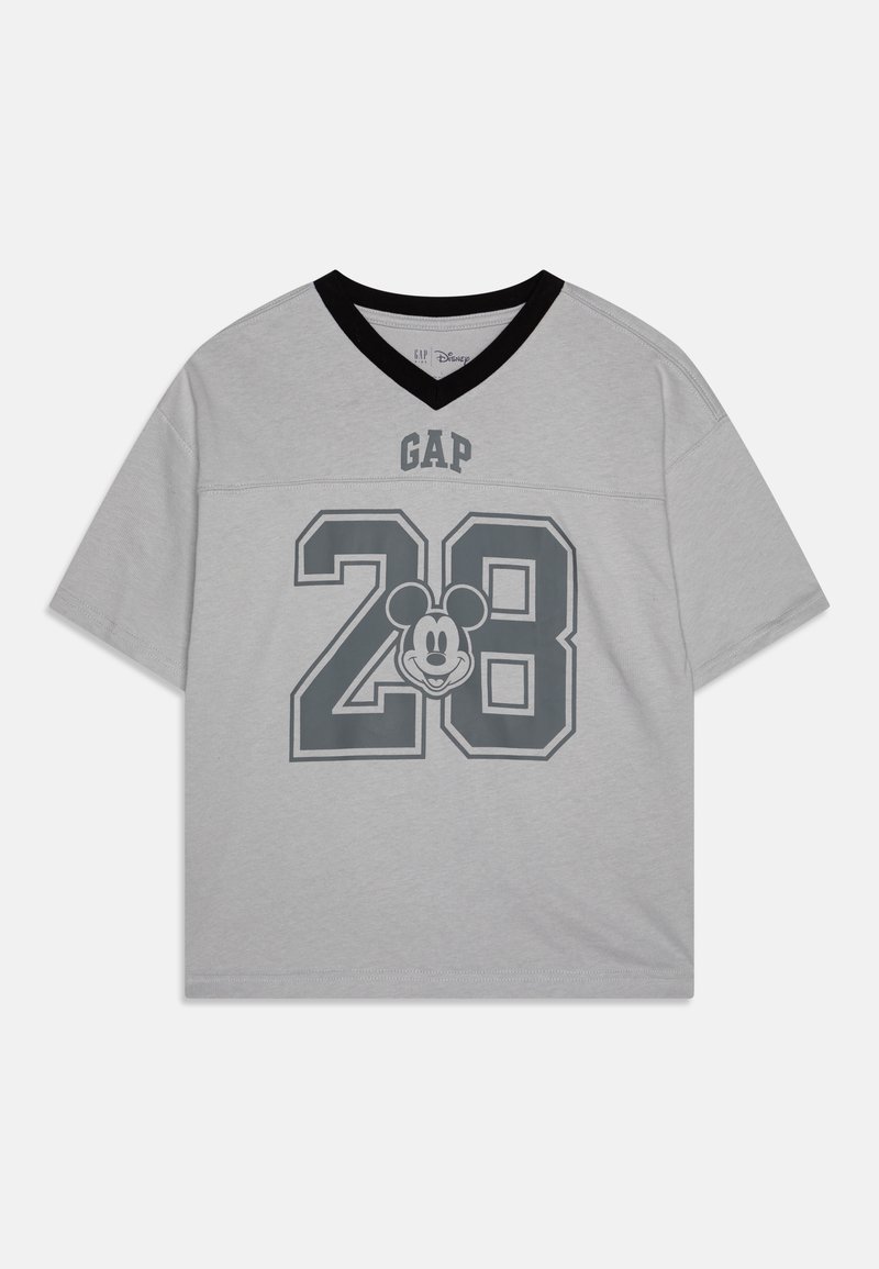 Siva majica s kratkim rukavima izrađena od pamuka s crnim V-izrezom. Ima sivi "GAP" logo i veliki "28" s grafikom Miki Mausa.