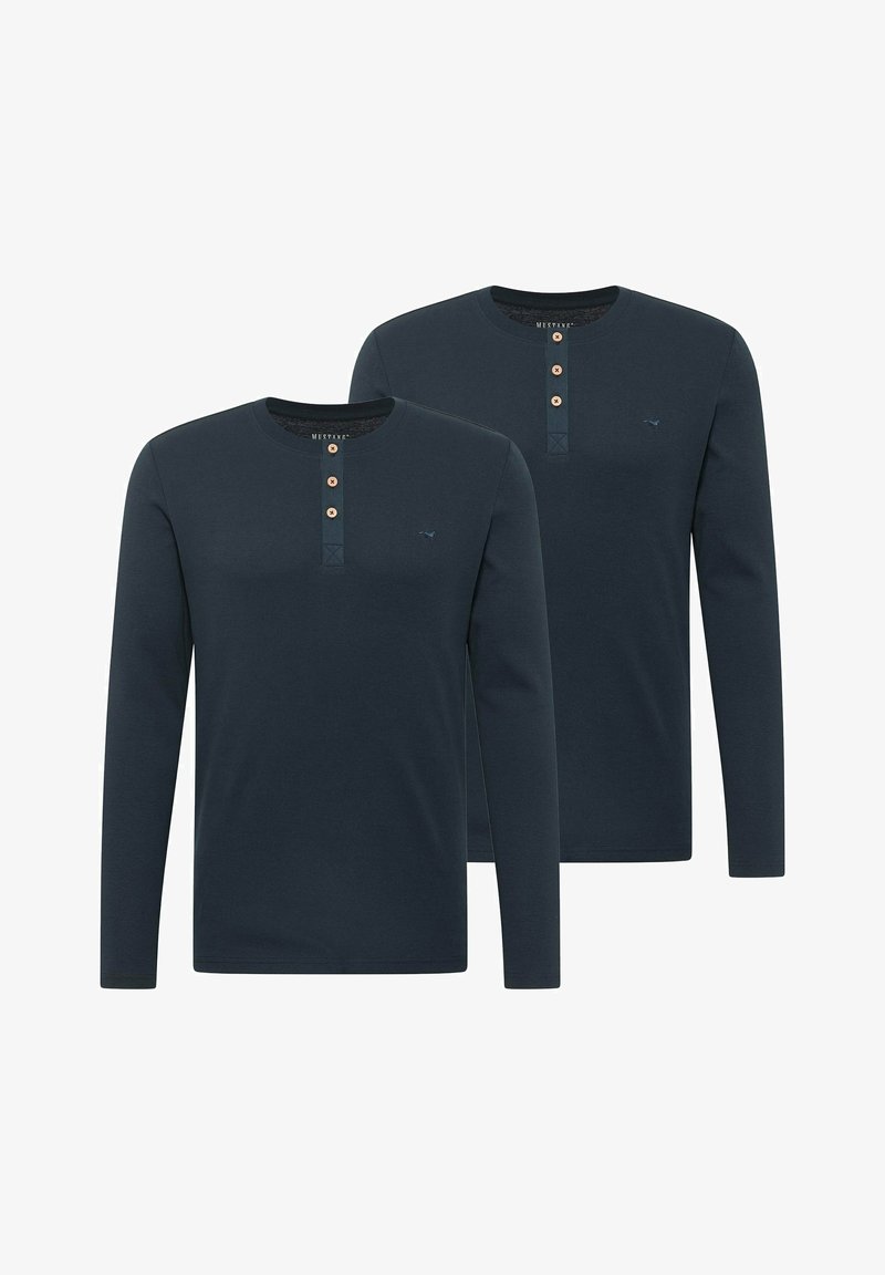 Kaksi pitkähihainen tummansinistä puuvillapaitaa, joissa on napillinen henley-kaulus ja pieni logo vasemmassa rinnassa.