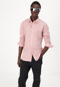 Tommy Jeans RYAN - Sirgete säärtega teksad - denim black