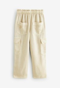 Pantaloni cargo de un bej deschis, cu talie elastică, două buzunare frontale și două buzunare pe spate, având detalii subtile de cusătură.