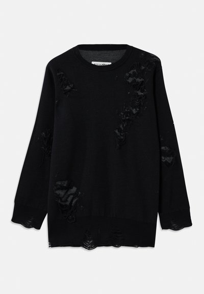 Črna majica iz mehkega blaga z več obrabljenimi detajli, okroglim izrezom in dolgimi rokavi. Teksturno obdelani robovi.