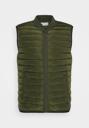 Veste matelassée sans manches verte avec fermeture éclair à l’avant et col côtelé, présentée sur fond uni.