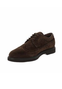 Chaussure oxford en suede marron avec des détails en bout d'ailes, bout arrondi et semelle en caoutchouc noir. Présente un design à lacets pour un ajustement sécurisé.