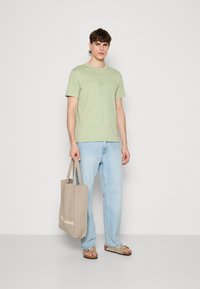 GANT TONAL SHIELD - Marškinėliai su spaudiniu - milky matcha