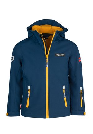 Kinder dunkelblaue Softshelljacke mit gelbem Reißverschluss und Innenfutter, Kapuze und Norwegen-Flaggenaufnäher am linken Ärmel.