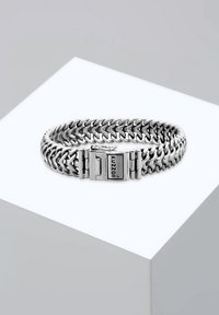 Braccialetto in argento realizzato con link metallici, dotato di una chiusura sicura con il nome del marchio "Kuzoi". Presenta una superficie liscia e un design ad incastro.
