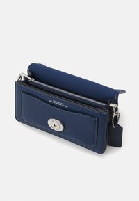 COACH POLISHED PEBBLE COVERED TABBY  - Kézitáska - deep blue