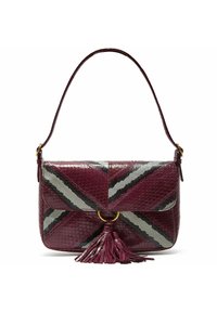 Borsa texturizzata color bordeaux e grigio con un motivo a strisce diagonali, caratterizzata da un dettaglio in metallo dorato a forma circolare e un ciondolo con nappina.