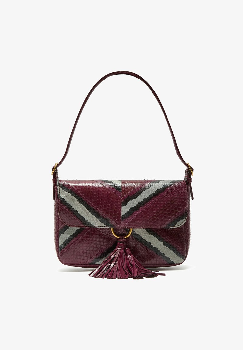 Borsa texturizzata color bordeaux e grigio con un motivo a strisce diagonali, caratterizzata da un dettaglio in metallo dorato a forma circolare e un ciondolo con nappina.