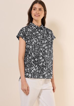 Korte mouwen, knoophemd in zwart-wit abstract patroon. Lichtgewicht stof met een comfortabele fit en opgerolde mouwdetails.