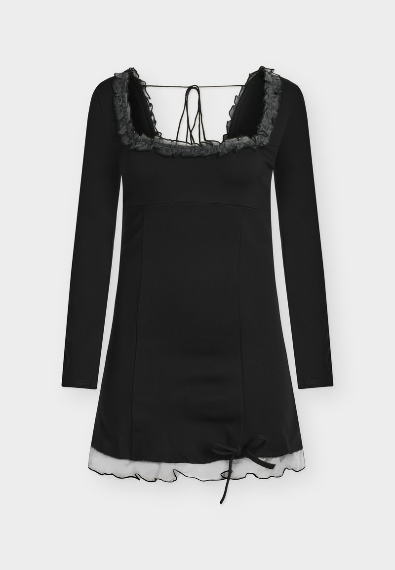 Μαύρο μακρυμάνικο φόρεμα με λαιμόκοψη με βολάν, εφαρμοστό μπούστο και διάφανο τελείωμα. Δένει στο πίσω μέρος και έχει φιογκάκι στη μέση.