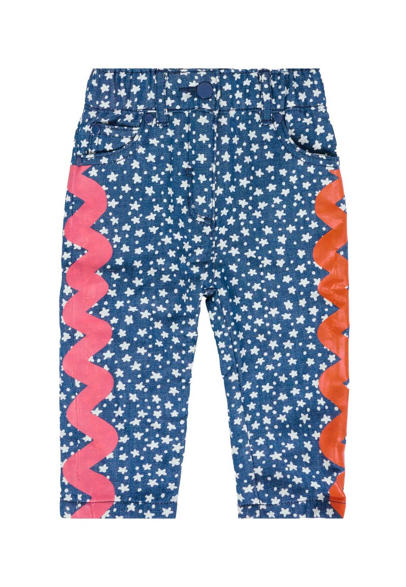 Pantalons en denim avec un fond bleu, un motif d'étoiles blanches et des accents ondulés rose vif sur les côtés. Comprend des poches classiques et une fermeture à bouton.