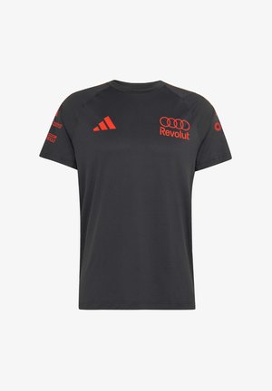 Camiseta deportiva negra con logo de Adidas rojo en el pecho, logos de Revolut y Audi en el frente, y logos de patrocinadores en ambas mangas.
