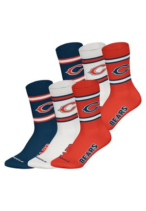 Drie paar sportsokken in marineblauw, wit en rood. Allemaal met gestreepte ontwerpen en opvallende "BEARS" tekst op de boorden.