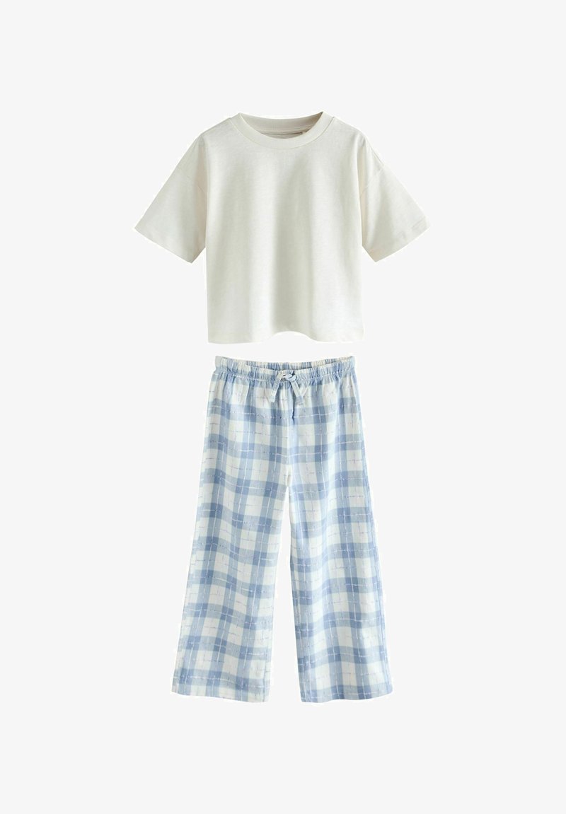 Biała krótka koszulka z krótkim rękawem, skrócona, w połączeniu z szerokimi spodniami w jasnoniebiesko-białą kratę, z elastycznym pasem i sznurkiem do regulacji.