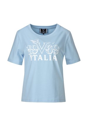 Lichtblauw T-shirt met korte mouwen met witte tekst "19V69" en "ITALIA" op de voorkant, met een kleine vogelafbeelding boven de cijfers.