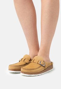 Birkenstock BUCKLEY NARROW FIT - Slippers - latte cream