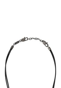 Collana in pelle nera con accenti metallici, caratterizzata da un design a strati, catena linkata e chiusura con gancetto. Texture liscia e stile minimalista.
