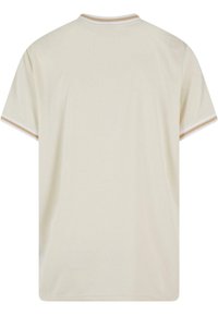 Kortærmet beige t-shirt med rund halsudskæring og kontraststriber i creme og lysebrun ved kraven og ærmekanterne.