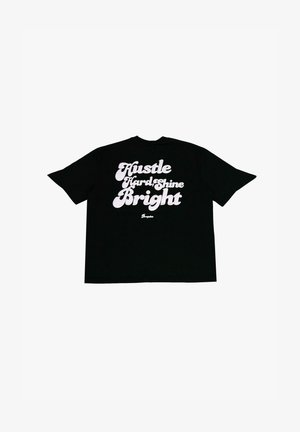 Must musta t-särk, millel on julged valged tähestikud: "Tööta kõvasti, sära eredalt." Üks suurus suurem lõige, lühikeste varrukatega ja ümmarguse kaelusega.