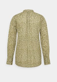 Langærmet skjorte i olivengrønt stof med et lille hvidt blomstermønster. Inkluderer en mandarinkrave og et slim fit-design.