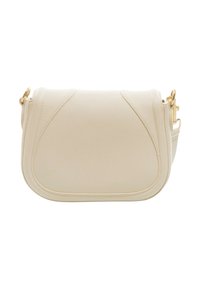 Crèmewitte leren crossbodytas met een gladde textuur, gebogen vorm en gouden hardware-accenten. Voorzien van gestikte details aan de voorkant.