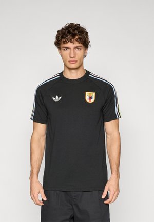 Maglietta sportiva nera a maniche corte, con tre strisce pastello sulle spalle e logo ricamato sul petto. Tessuto dalla texture liscia.