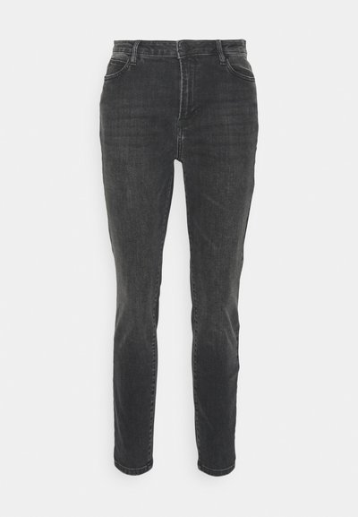 Jeans pretos de cintura alta em corte slim, feitos de denim com um acabamento desbotado. Apresenta cinco bolsos e um fecho frontal com botão e zíper.