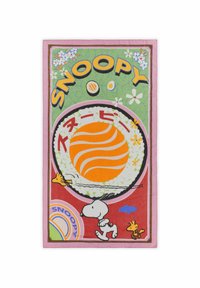 Tissu sur le thème de Snoopy, avec un fond vert, un motif orange et blanc, et des personnages de dessin animé en accents noirs et jaunes.