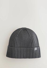 Grauer gerippter Strickmütze mit umgeschlagenem Bund. Mit einem kleinen Markenetikett an der Seite. Hergestellt aus texturiertem, dehnbarem Stoff.