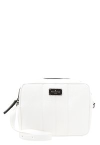 Vit texturerad lädercrossbody-väska med justerbar rem och svart metallplatta med logotypen "Pauls Boutique London."