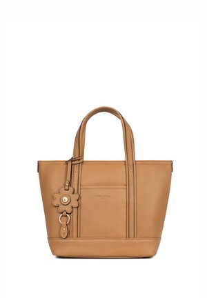 Lichtbruine leren handtas met dubbele handvatten en een sleutelhanger van leer in de vorm van een bloem bevestigd aan één handvat.