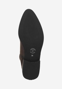 Semelle en daim marron à talons avec une semelle en caoutchouc noir texturé. Comprend les indications de taille et l'empreinte "MADE IN ITALY".